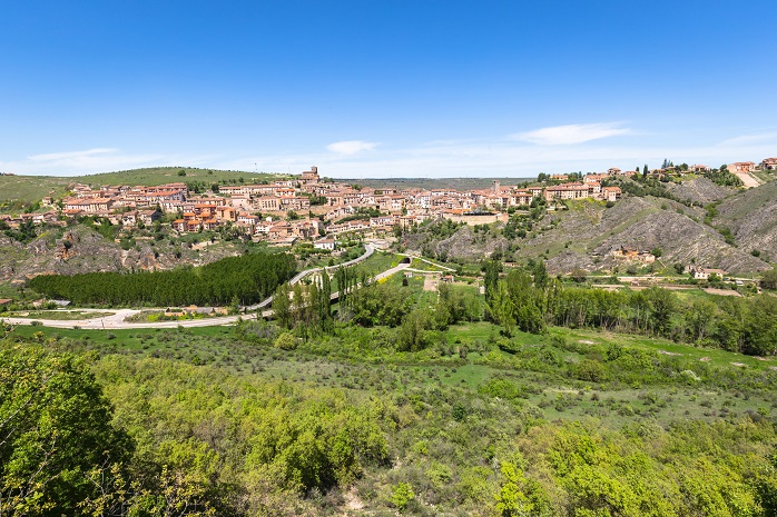 Vista de un pueblo en la distancia