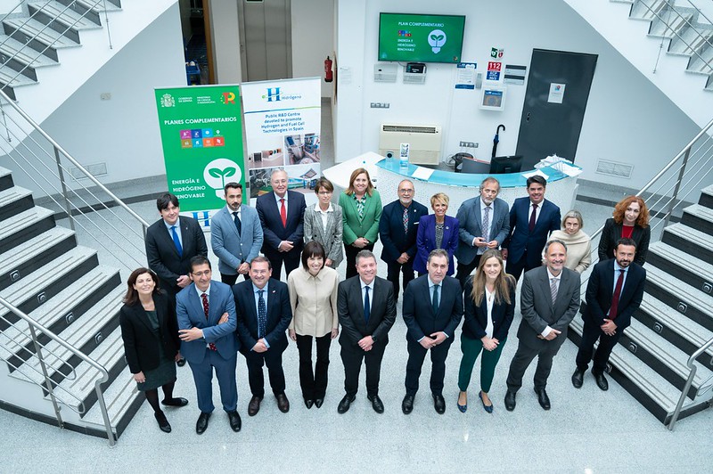 Foto de familia con la ministra de Ciencia e Innovación, Diana Morant, en el Centro Nacional de Hidrógeno en Puertollano