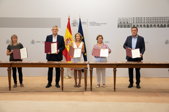 La ministra Raquel Sánchez con algunos de los asistentes a la firma  La ministra de Transportes, Movilidad y Agenda Urbana, Raquel Sánchez, con algunos de los asistentes a la firma de los protocolos de la Agenda Urbana