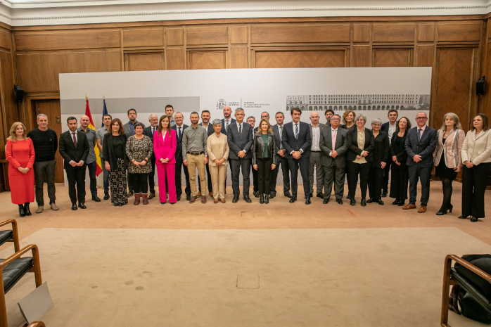 Foto de la familia tras la firma de acuerdos con diez CCAA para impulsar la construcción en alquiler asequible y la rehabilitación de más de 4.260 viviendas