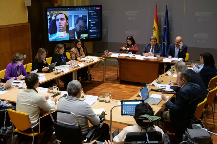 La ministra de Sanidad, Carolina Darias, y el ministro de Inclusión, Seguridad Social y Migraciones, José Luis Escrivá,  en un encuentro con asociaciones y pacientes con ELA