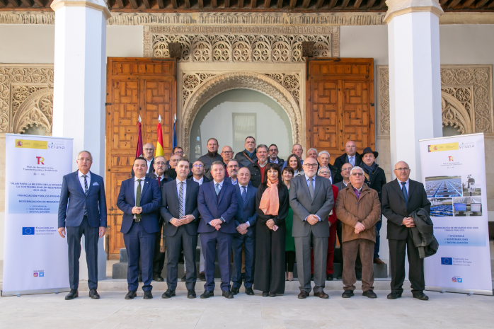 Foto de familia tras la firma de tres convenios con regantes de Abenuj, Príncipe de España y Las Colleras