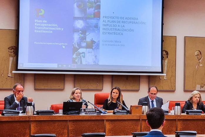 La vicepresidenta primera, Nadia Calviño, durante su comparecencia en la Comisión Mixta Congreso-Senado para la Unión Europea  La vicepresidenta primera y ministra de Asuntos Económicos y Transformación Digital, Nadia Calviño, ha presentado el proyecto de adenda al Plan de Recuperación en la Comisión Mixta Congreso-Senado para la Unión Europea