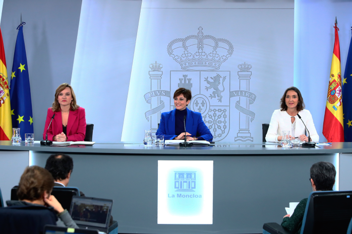 a ministra de Política Territorial y portavoz del Gobierno, Isabel Rodríguez, junto a la ministra de Educación y Formación Profesional, Pilar Alegría, y la ministra de Industria, Comercio y Turismo, Reyes Maroto, en la rueda de prensa tras el Consejo