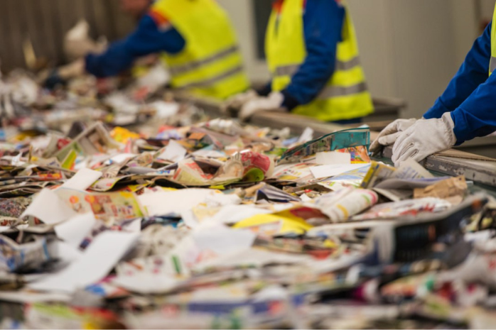 trabajadores en una planta de reciclaje de papel