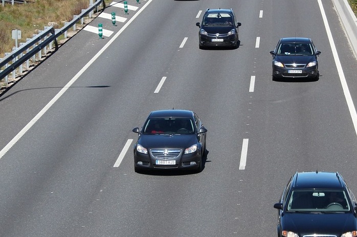 Coches circulando por una carretera