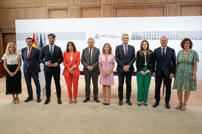 Foto de familia con la misnitra de Transportes, Movilidad y Agenda Urbana, Raquel Sánchez