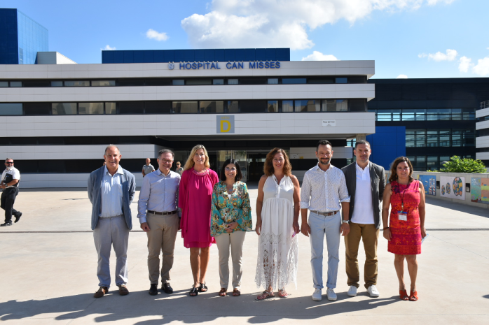 Foto de grupo en la puerta del hospital Can Misses de Ibiza