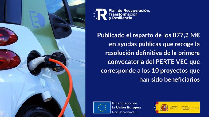 Primer plano de un vehículo eléctrico enchufado al cargador