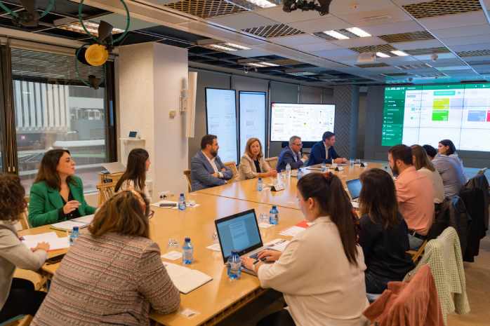 El director general de Red.es, Alberto Martínez Lacambra, explica en un desayuno informativo el Kit Digital