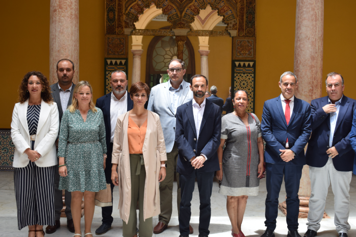 Foto de familia con la ministra de Política Territorial, Isabel Rodríguez, en su visita a Sanlúcar de Barrameda