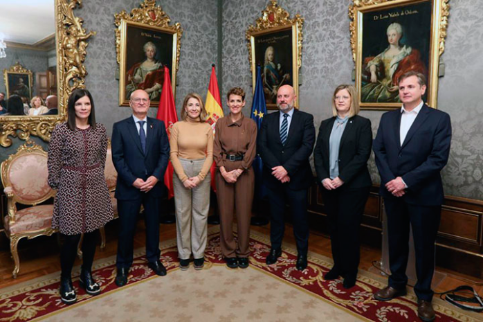 La ministra de Transportes, Movilidad y Agenda Urbana, Raquel Sánchez, en la foto de familia del acto de firma del protocolo, junto a la presidenta de Navarra, María Chivite