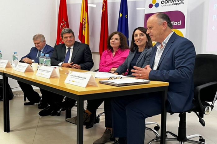 El ministro de Inclusión, Seguridad Social y Migraciones, José Luis Escrivá, participa en  un acto del Colegio de Economistas en Murcia