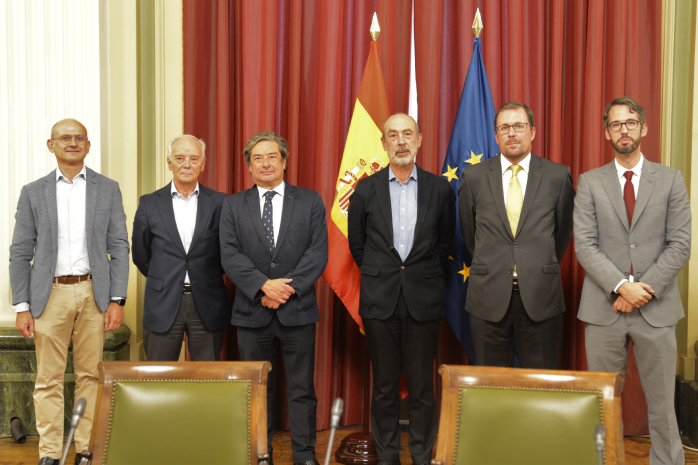 los subsecretarios del Ministerio de Agricultura, Pesca y Alimentación, Ernesto Abati García-Manso y del Ministerio de Industria, Comercio y Turismo, Pablo Garde Lobo, junto con el secretario general de Industria, Raúl Blanco Díaz, tras la reunión sobre el PERTE Agroalimentario