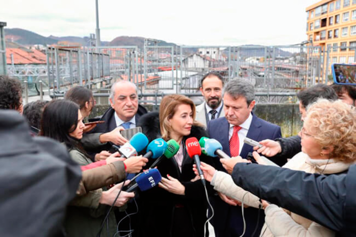 La ministra de Transportes, Movilidad y Agenda Urbana, Raquel Sánchez, anuncia en Irún que las obras de la nueva estación ferroviaria internacional de Irun se adjudicarán antes de que termine el año