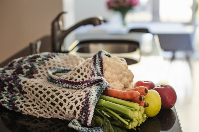 Bolsa de la compra con productos en la encimera de una cocina