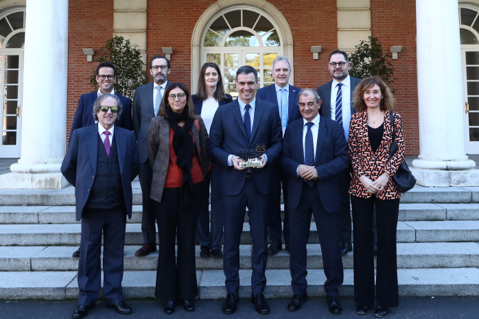 Sánchez mantiene un encuentro con representantes de Social Economy Europe y de CEPES Descargar  Fotografía de familia del presidente del Gobierno, Pedro Sánchez, y los representantes de Social Economy Europe y de la Confederación Empresarial Española de la Economía Social (CEPES)