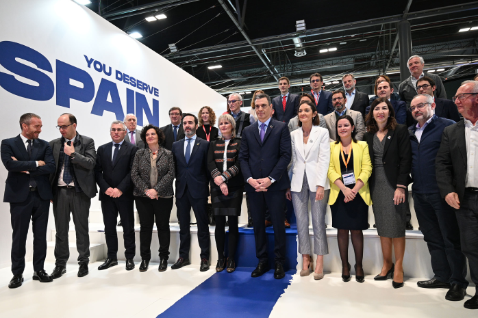 El presidente del Gobierno, Pedro Sánchez, la ministra de Industria, Comercio y Turismo, Reyes Maroto, y otras autoridades en el stand de TURESPAÑA