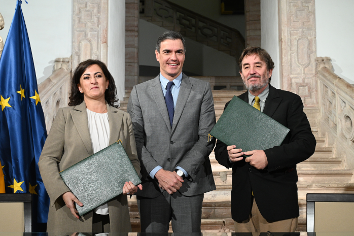 El presidente del Gobierno, Pedro Sánchez, junto a la presidenta de la Comunidad Autónoma de La Rioja, Concha Andreu, y el director del Instituto Cervantes, Luis García Montero, tras la firma del acuerdo para el Observatorio Global del Español