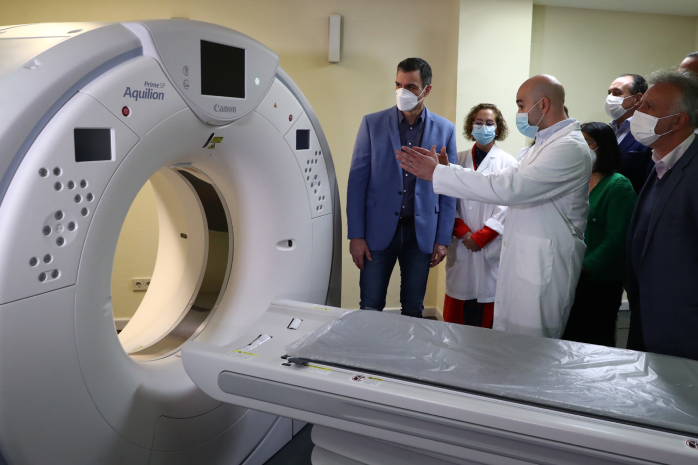 El presidente del Gobierno, Pedro Sánchez, durante la visita al Hospital Universitario de La Palma, en Breña Alta (La Palma)