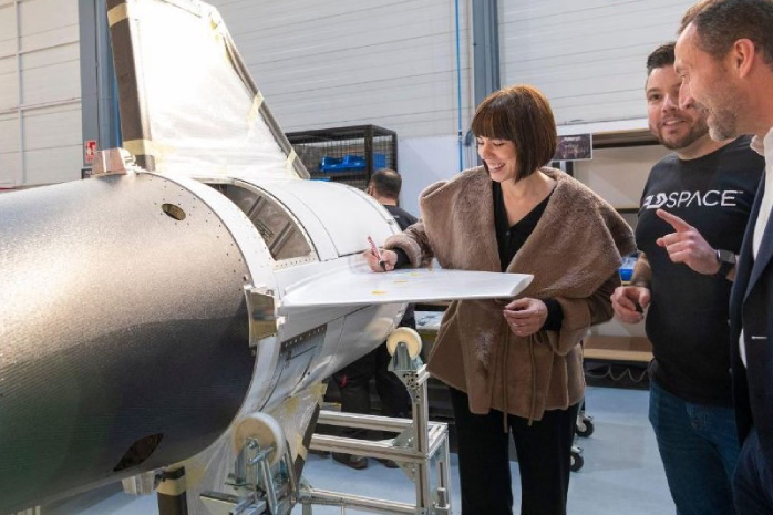  La ministra de Ciencia e Innovación, Diana Morant, en su visita a la empresa PLD Space  La ministra de Ciencia e Innovación, Diana Morant, durante su visita a la sede central de la empresa PLD Space, en Elche (Alicante)