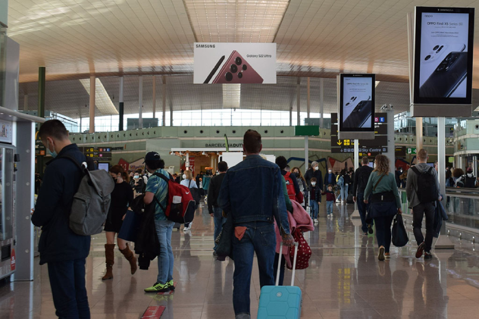 Pasajeros en un aeropuerto.