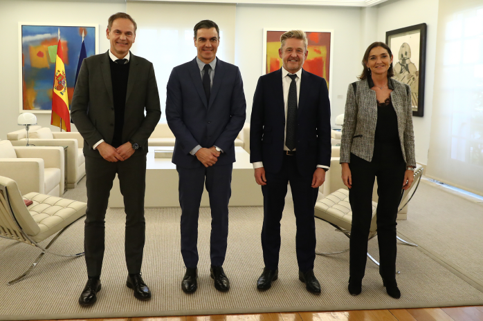 El presidente del Gobierno, Pedro Sánchez, junto a la ministra de Industria, Turismo y Comercio, Reyes Maroto, recibe al presidente ejecutivo del Grupo Volkswagen, Oliver Blume, y al presidente de SEAT, Wayne Griffiths, en el Complejo de la Moncloa.