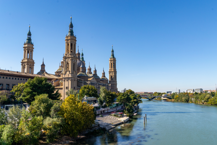 Basílica de El Pilar, en Zaragoza, situada a orillas del rio Ebro