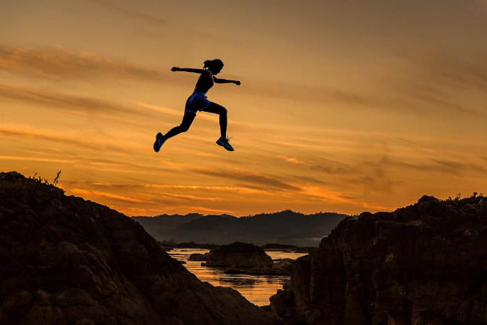 Una mujer haciendo deporte al atardecer