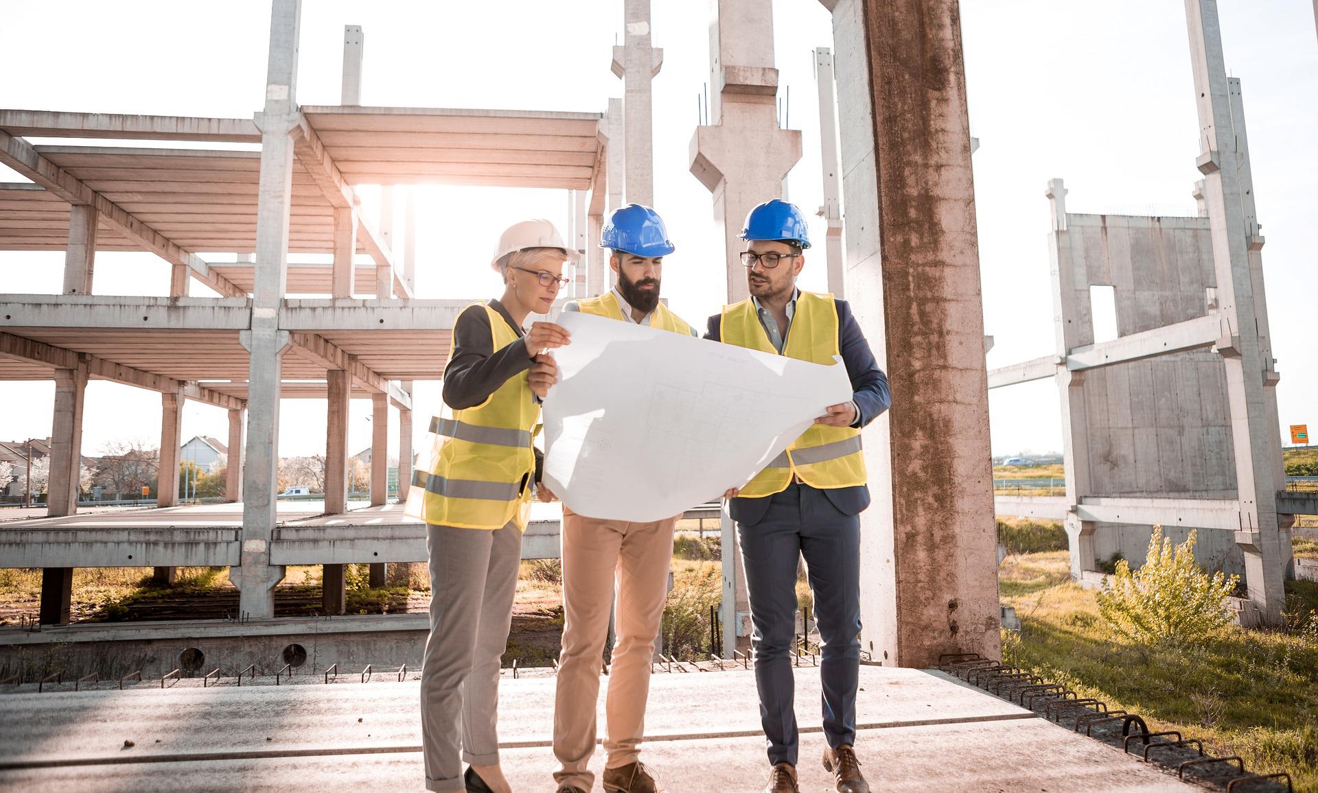 Arquitectos mirando un plano en una obra