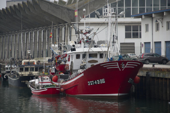 Barco pesquero atracado en puerto