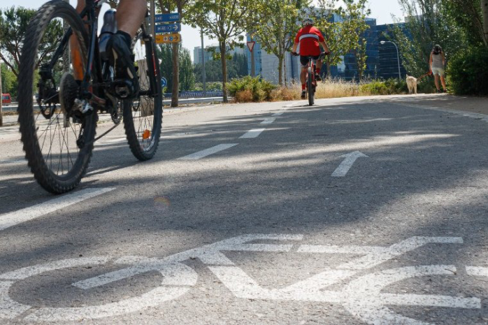 Dos ciclistas circulan por un carril bici