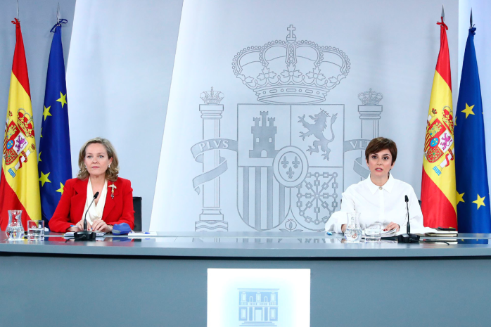 La vicepresidenta primera del Gobierno y ministra para Asuntos Tecnológicos y Transformación Digital, Nadia Calviño, y la ministra portavoz, Isabel Rodríguez, en la rueda de prensa posterior al Consejo de Ministros