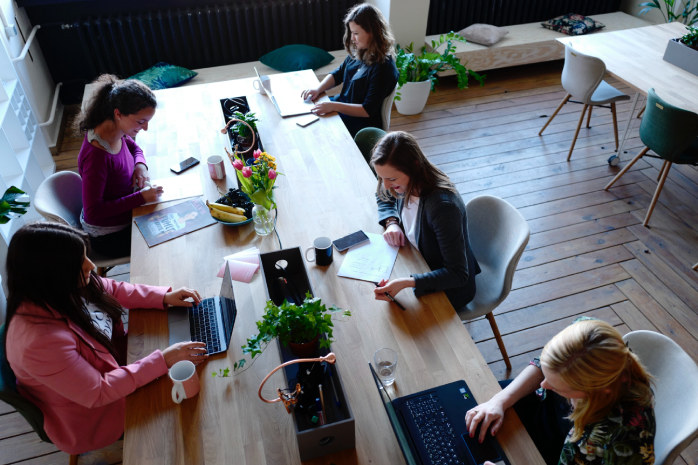 Grupo de mujeres en un coworking