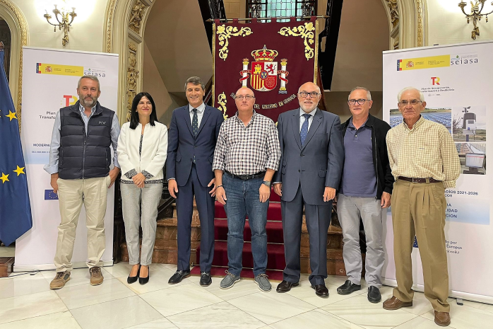 Participantes en la firma del convenio onvenio con la Comunidad de Regantes Jóvenes Agricultores de Granada y Málaga