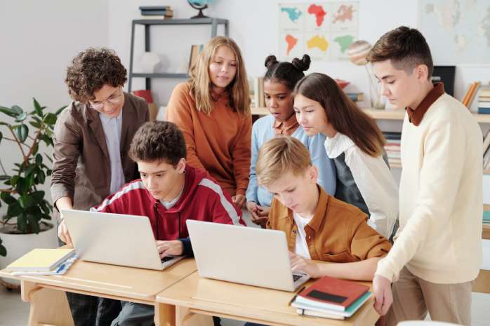 Alumnos en clase con su profesora