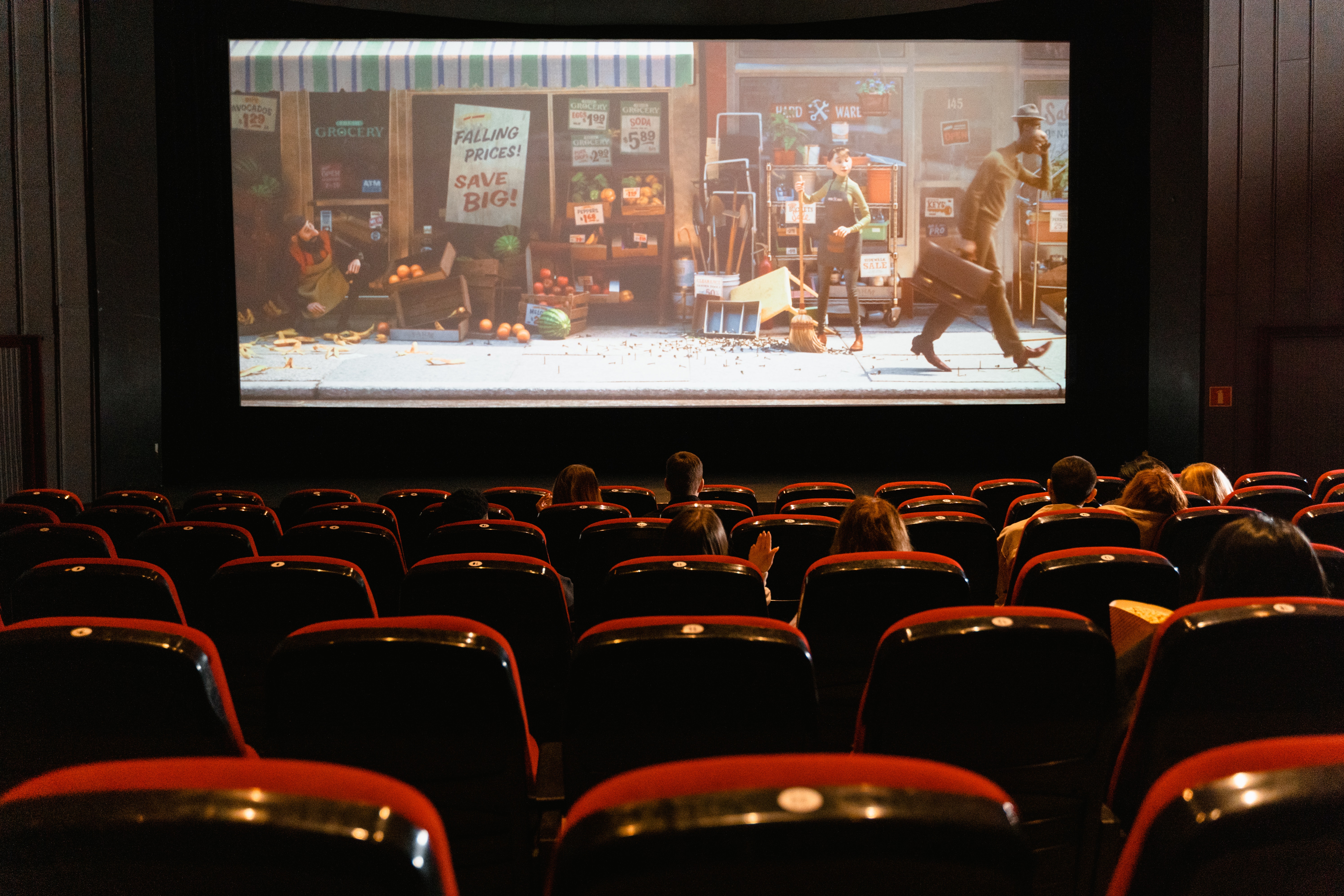 Proyección de una película en una sala de cine