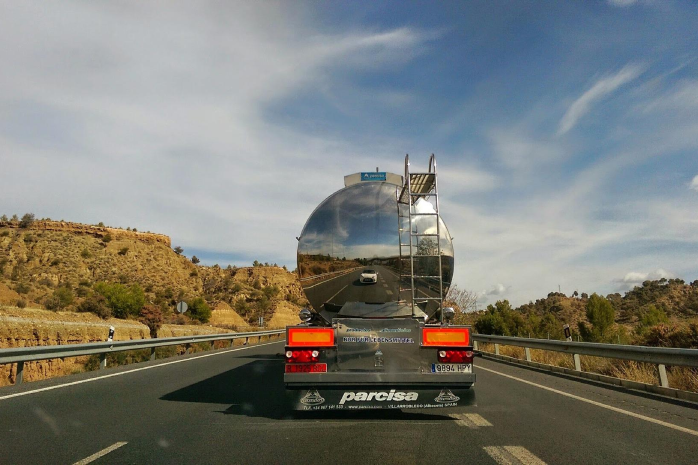 Camión circulando por una carretera