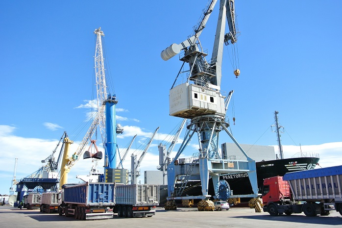 Barco pesquero atracado en puerto