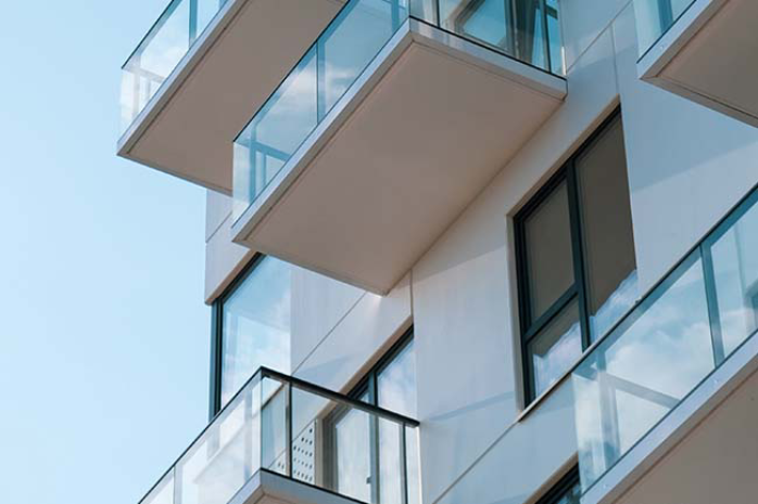 Fachada de una vivienda con balcones