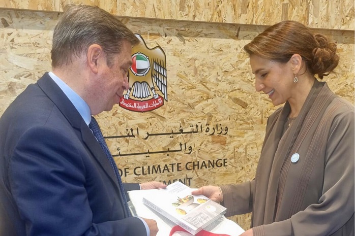 El ministro de Agricultura, Pesca y Alimentación, Luis Planas, y la ministra de Cambio Climático y Medio Ambiente de Emiratos Árabes Unidos (EAU), Mariam bint Mohammed Al Mheiri