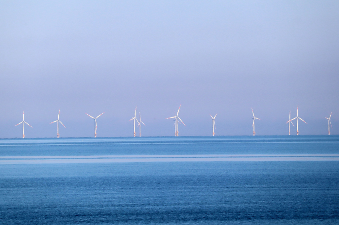 Molinos de viento en el mar